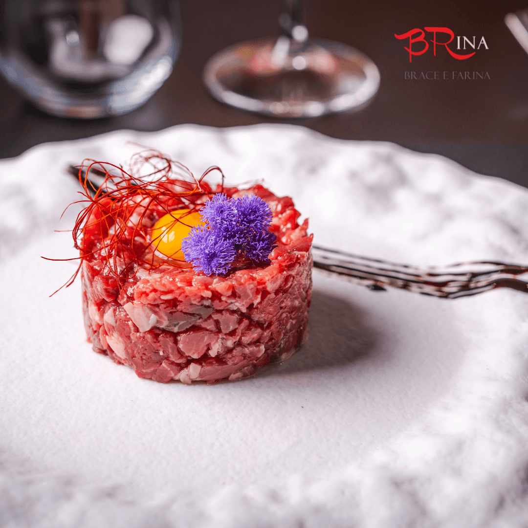 Tartar de ternera con yema de huevo y fondue de parmesano